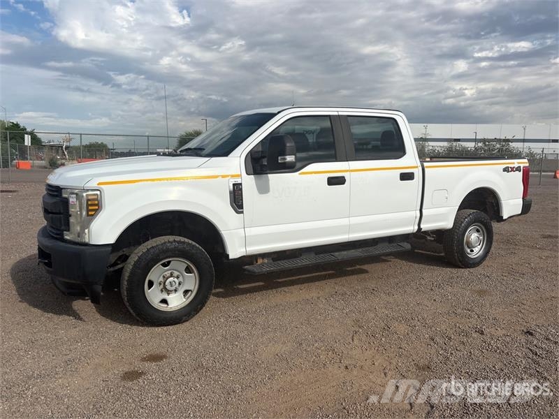 Ford F-250 XL 4x4 Crew Cab Pickup Ostalo