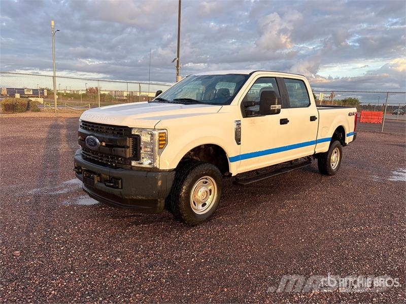 Ford F-250 XL 4x4 Crew Cab Pickup Muu