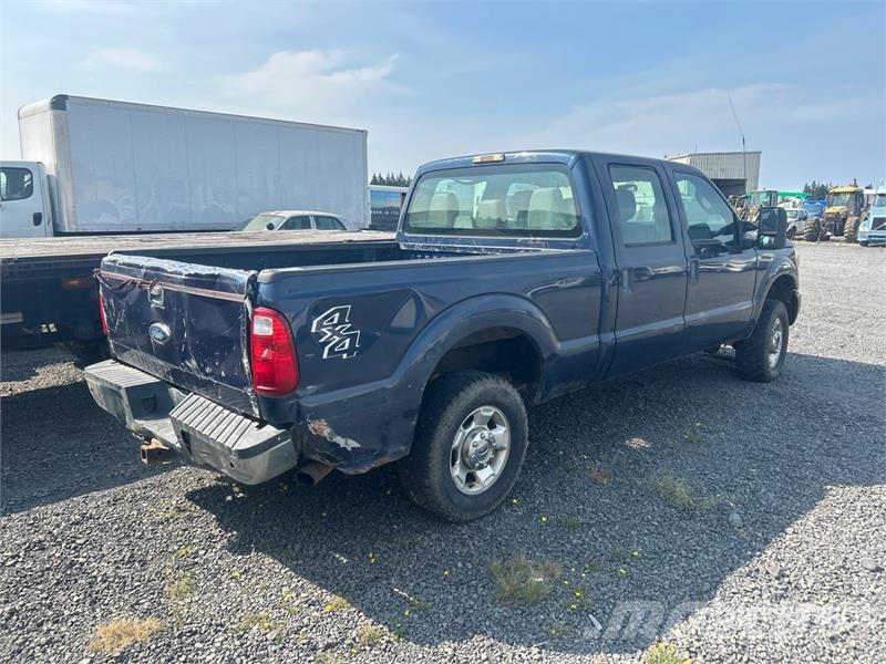 Ford F-250 XL 4x4 Crew Cab Pickup (Inoperable) Muu