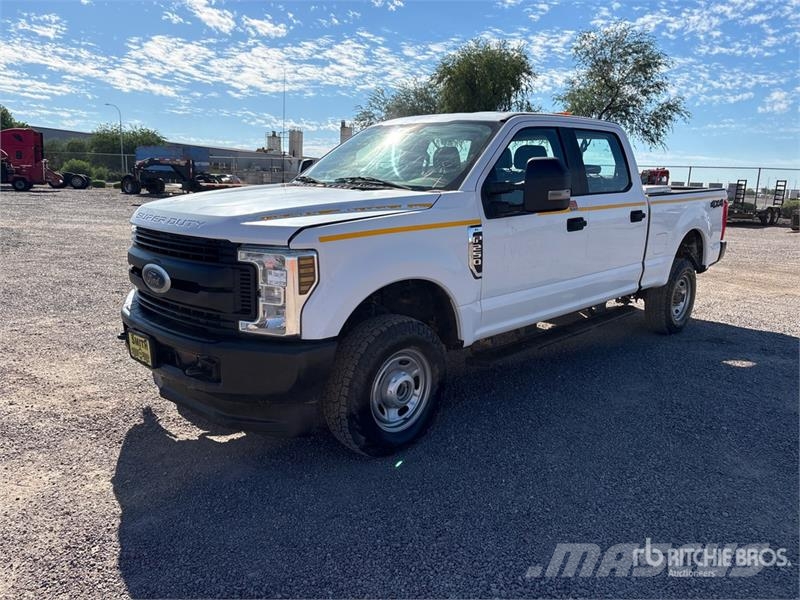 Ford F-250 XL 4x4 Crew Cab Pickup Drugi