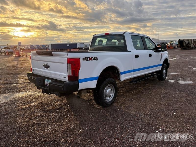 Ford F-250 XL 4x4 Crew Cab Pickup Muu