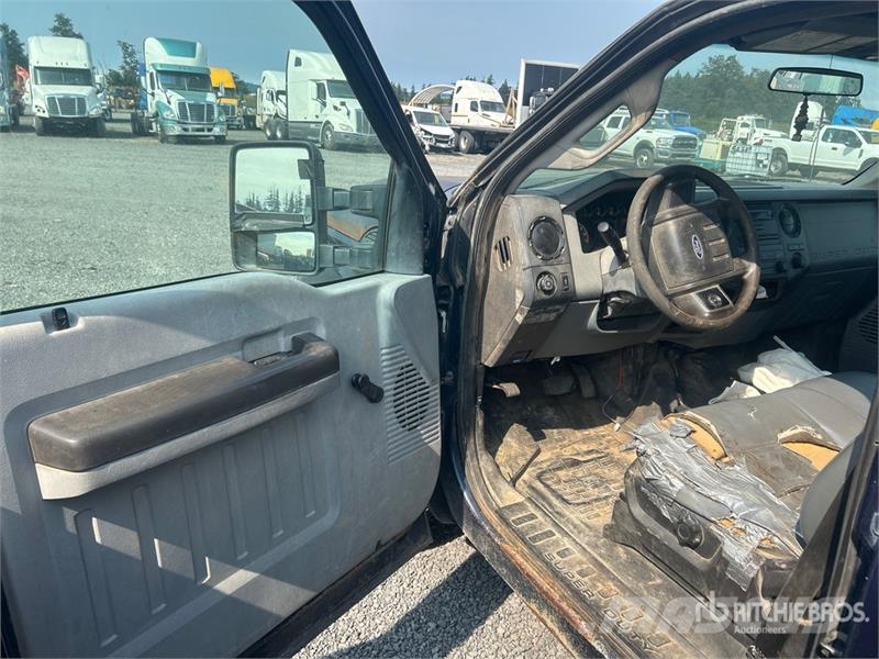 Ford F-250 XL 4x4 Crew Cab Pickup (Inoperable) Muu