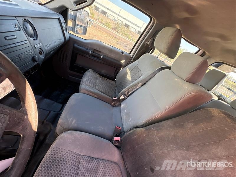 Ford F-250 XL 4x4 Crew Cab Flatbed Truck Tovornjaki s kesonom/platojem