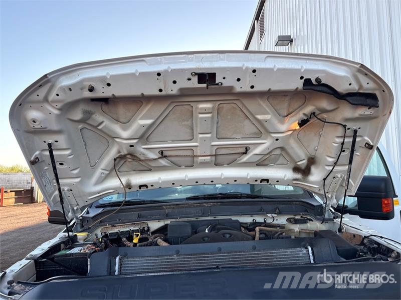 Ford F-250 XL 4x4 Crew Cab Pickup Otros