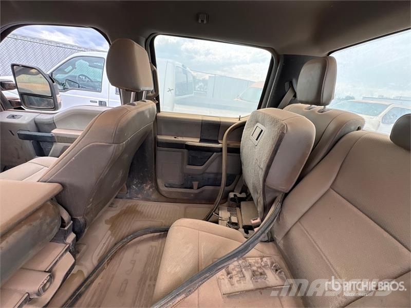 Ford F-250 XL 4x4 Crew Cab Pickup (Inoperable) Ostalo