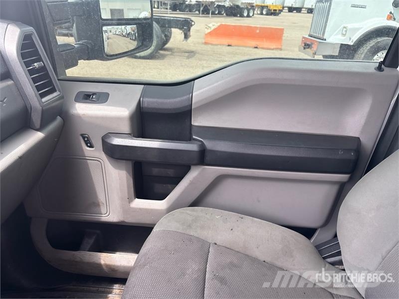 Ford F-250 XL 4x4 Crew Cab Pickup Otros