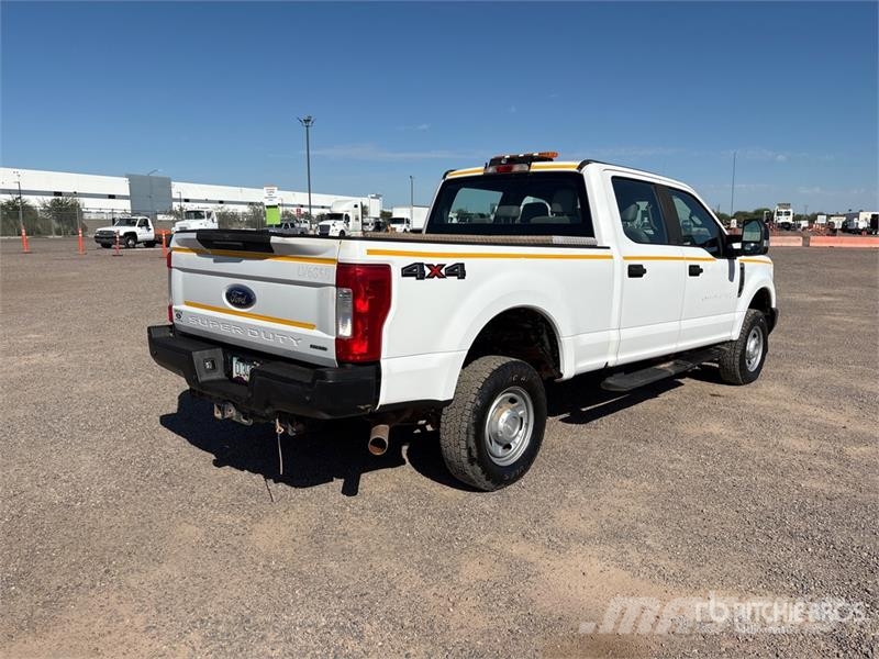 Ford F-250 XL 4x4 Crew Cab Pickup Drugi