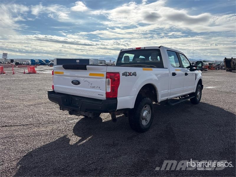 Ford F-250 XL 4x4 Crew Cab Pickup Otros