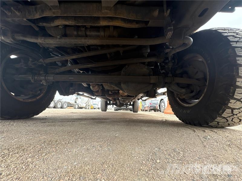 Ford F-250 XL 4x4 Crew Cab Pickup Otros