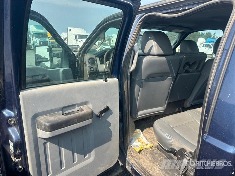 Ford F-250 XL 4x4 Crew Cab Pickup (Inoperable) Muu