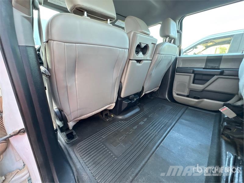 Ford F-250 XL 4x4 Crew Cab Pickup Drugi