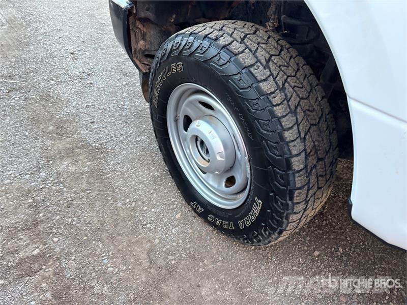 Ford F-250 XL 4x4 Crew Cab Pickup Iné