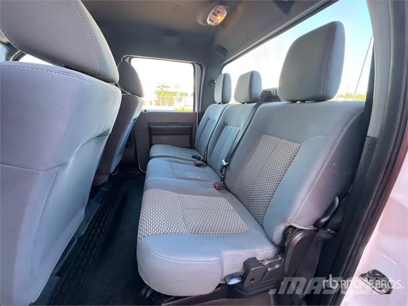 Ford F-250 XL 4x4 Crew Cab Pickup Drugi