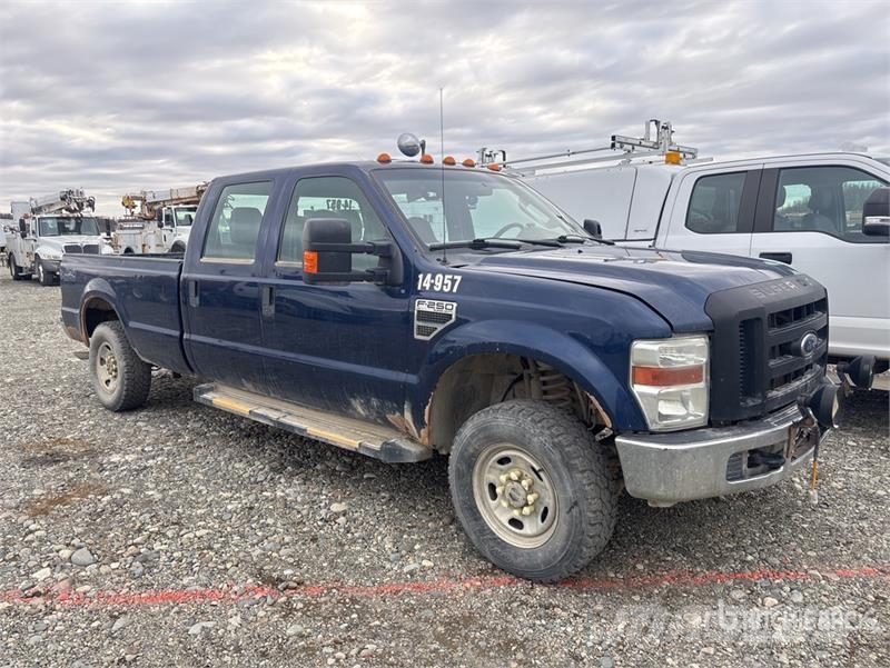 Ford F-250 XL 4x4 Crew Cab Pickup Drugi