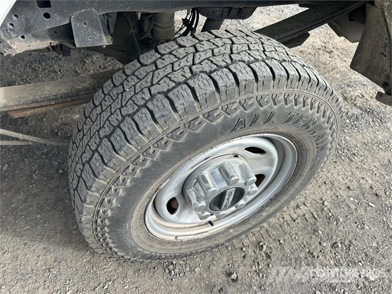 Ford F-250 XL 4x4 Crew Cab Pickup Ostalo