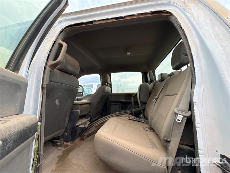 Ford F-250 XL 4x4 Crew Cab Pickup (Inoperable) Ostalo
