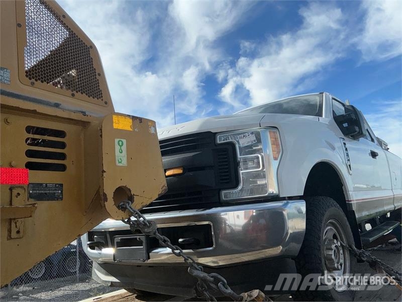 Ford F-250 XL 4x4 Crew Cab Pickup Andre varebiler