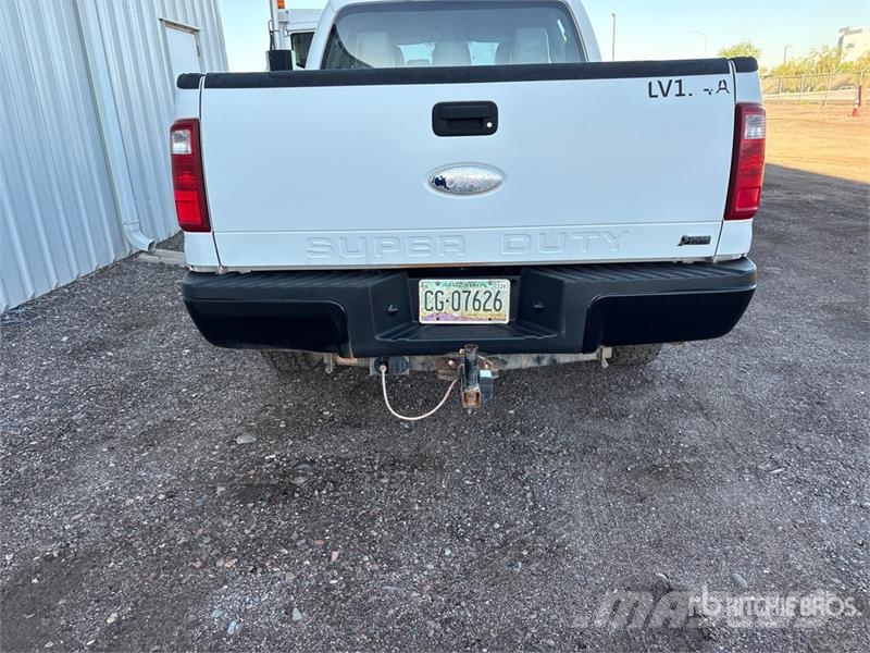 Ford F-250 XL 4x4 Crew Cab Pickup Otros