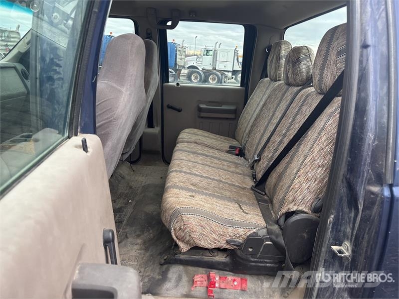 Ford F-250 XL 4x4 Crew Cab Pickup Drugi
