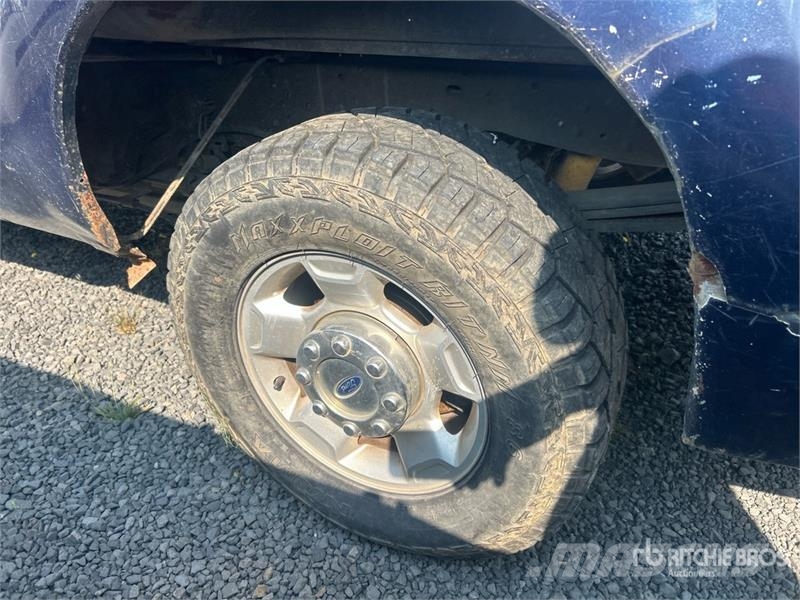 Ford F-250 XL 4x4 Crew Cab Pickup (Inoperable) Muu