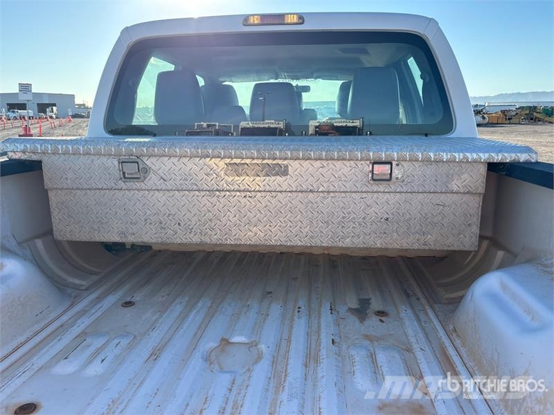 Ford F-250 XL 4x4 Crew Cab Pickup Otros