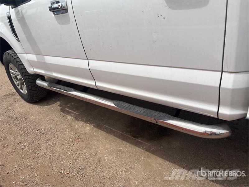 Ford F-250 XL 4x4 Crew Cab Pickup Otros