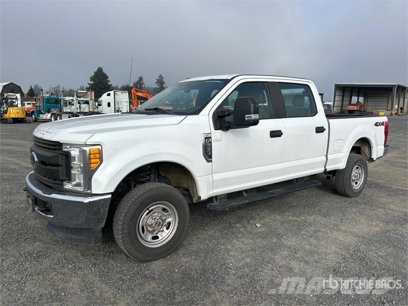 Ford F-250 XL 4x4 Crew Cab Pickup Ostalo