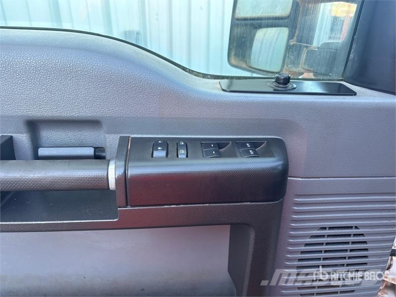 Ford F-250 XL 4x4 Crew Cab Utility Truck Pickup/Sideaflæsning