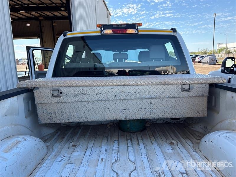Ford F-250 XL 4x4 Crew Cab Pickup Drugi
