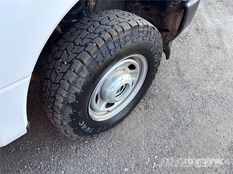 Ford F-250 XL 4x4 Crew Cab Pickup Drugi