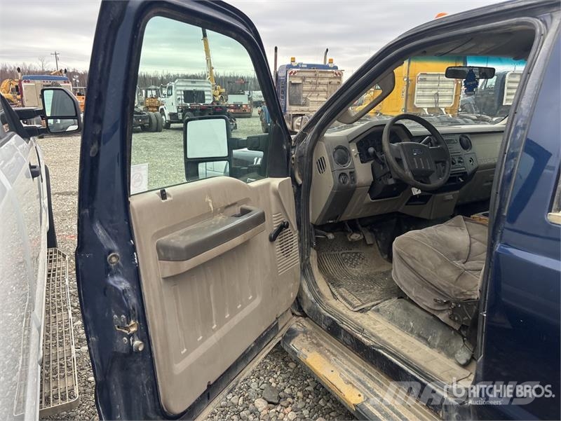 Ford F-250 XL 4x4 Crew Cab Pickup Drugi