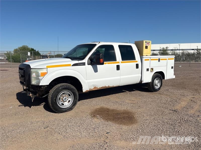 Ford F-250 XL 4x4 Crew Cab Utility Truck Pickup/Sideaflæsning