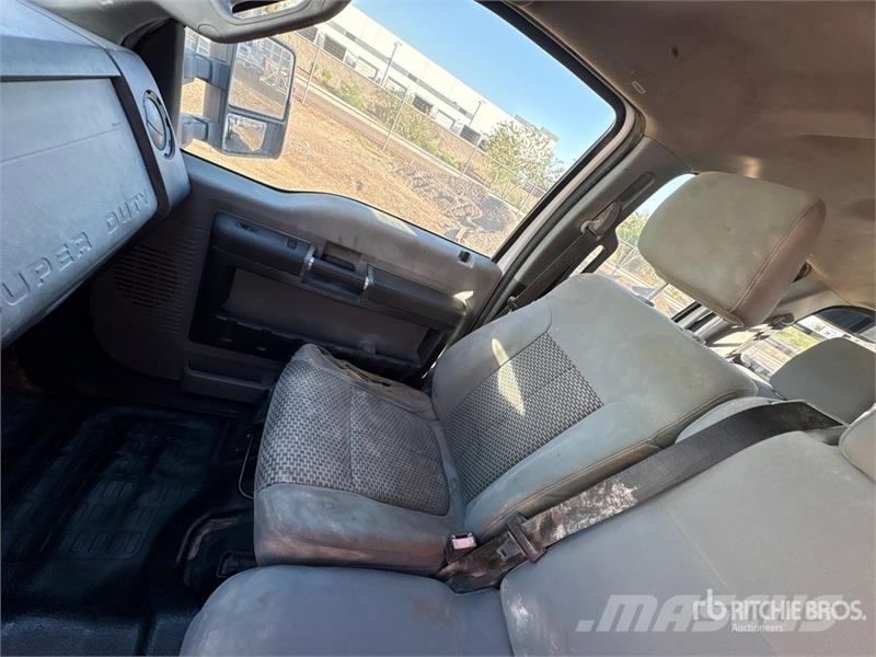 Ford F-250 XL 4x4 Crew Cab Flatbed Truck Tovornjaki s kesonom/platojem