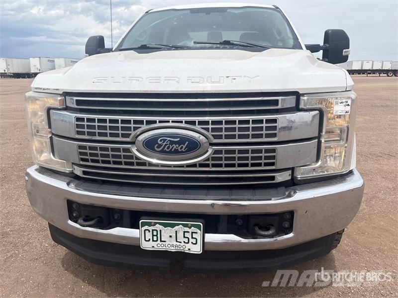 Ford F-250 XL 4x4 Crew Cab Pickup Otros