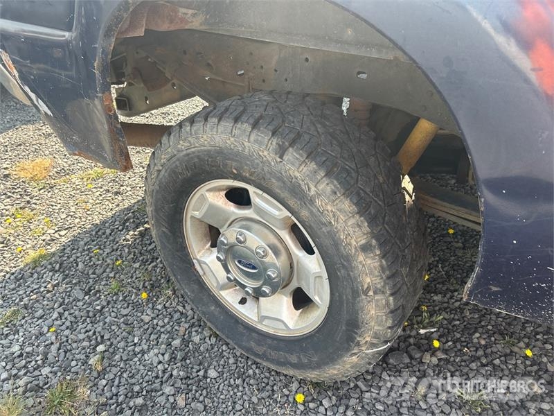 Ford F-250 XL 4x4 Crew Cab Pickup (Inoperable) Muu