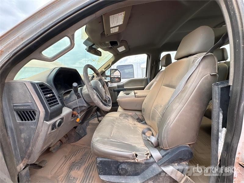 Ford F-250 XL 4x4 Crew Cab Pickup (Inoperable) Ostalo