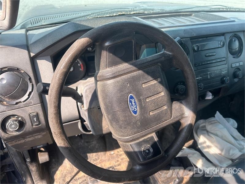 Ford F-250 XL 4x4 Crew Cab Pickup (Inoperable) Muu