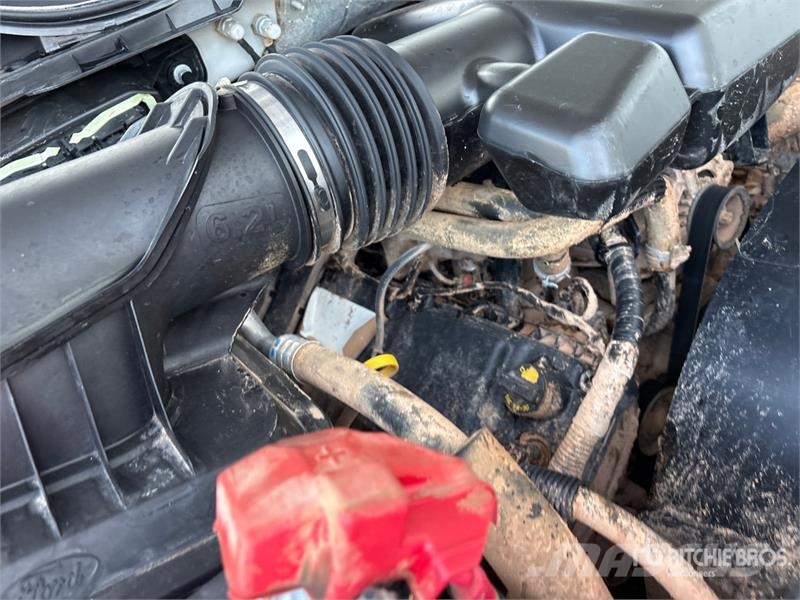 Ford F-250 XL 4x4 Crew Cab Pickup Otros