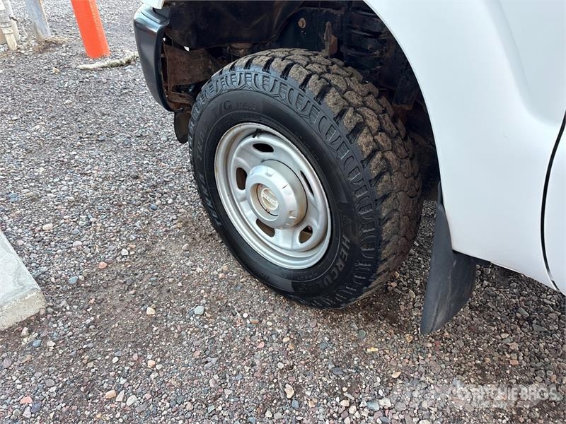 Ford F-250 XL 4x4 Crew Cab Pickup Otros