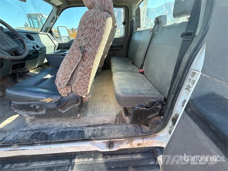 Ford F-250 XL 4x4 Crew Cab Pickup Outro