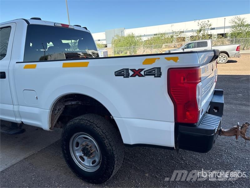 Ford F-250 XL 4x4 Crew Cab Pickup Autre fourgon / utilitaire