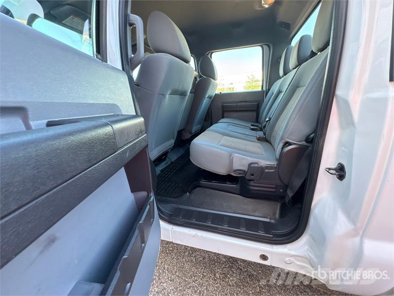 Ford F-250 XL 4x4 Crew Cab Pickup Drugi