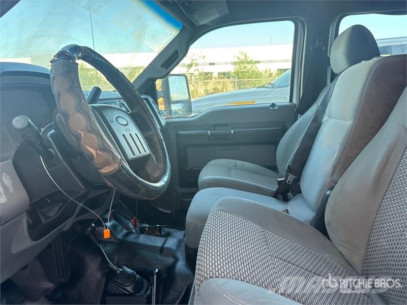 Ford F-250 XL 4x4 Crew Cab Utility Truck Pickup/Sideaflæsning