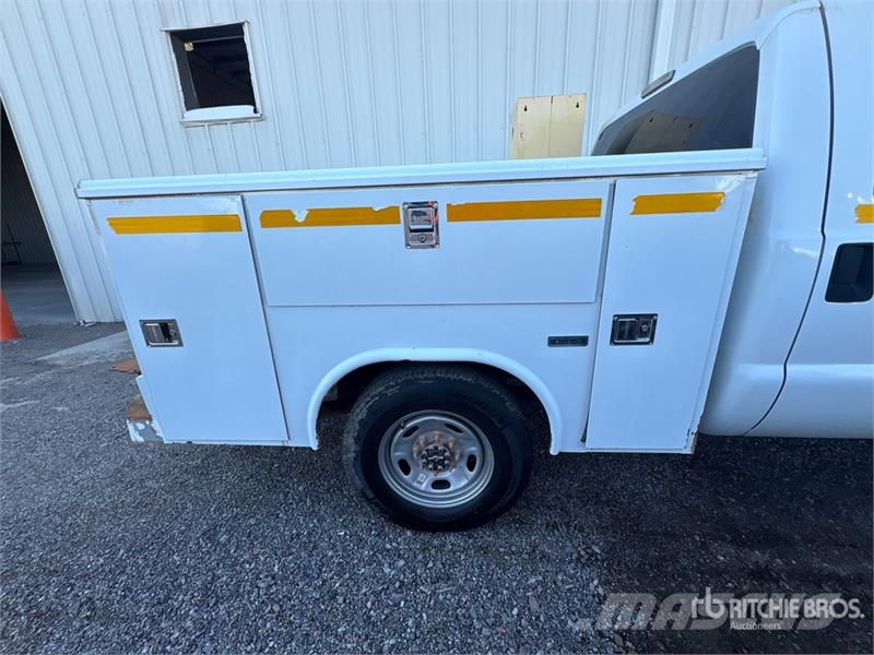 Ford F-250 XL 4x4 Crew Cab Utility Truck Pickup/Sideaflæsning