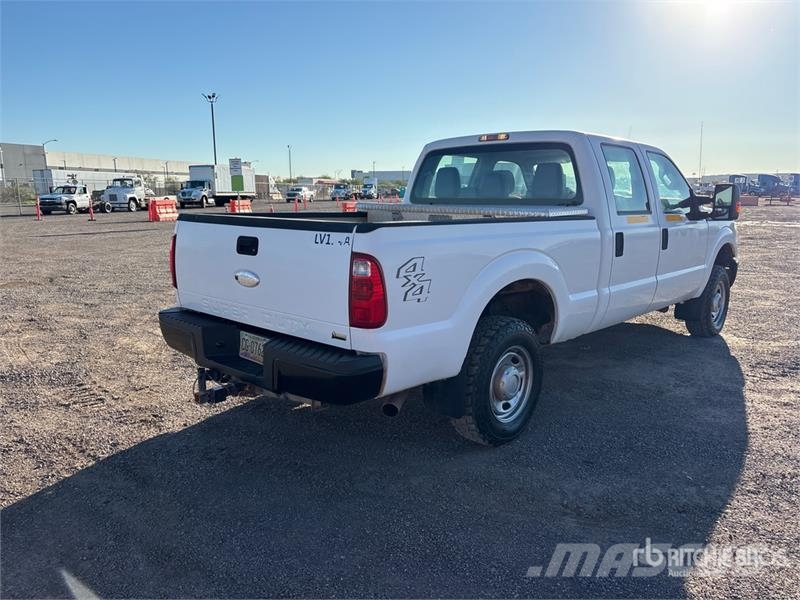 Ford F-250 XL 4x4 Crew Cab Pickup Otros