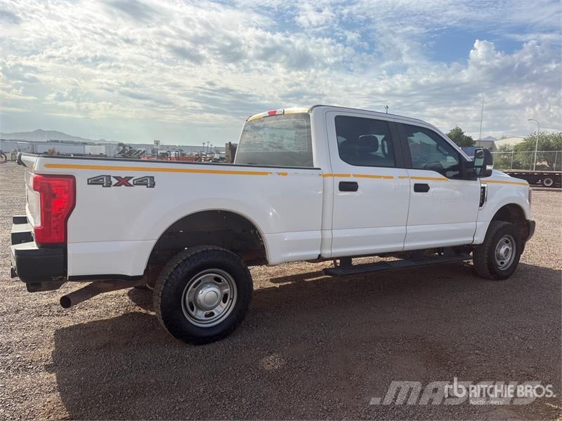 Ford F-250 XL 4x4 Crew Cab Pickup Ostalo