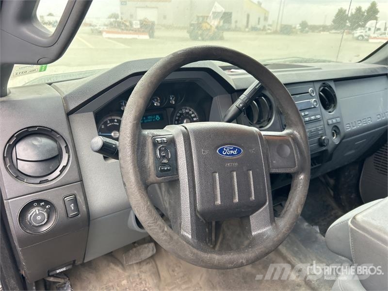 Ford F-250 XL 4x4 Crew Cab Pickup Інше