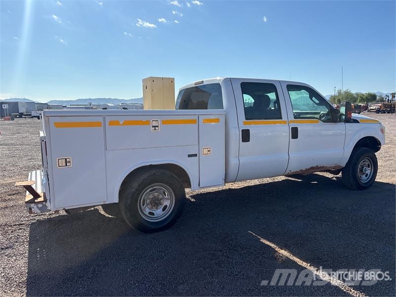 Ford F-250 XL 4x4 Crew Cab Utility Truck Pickup/Sideaflæsning