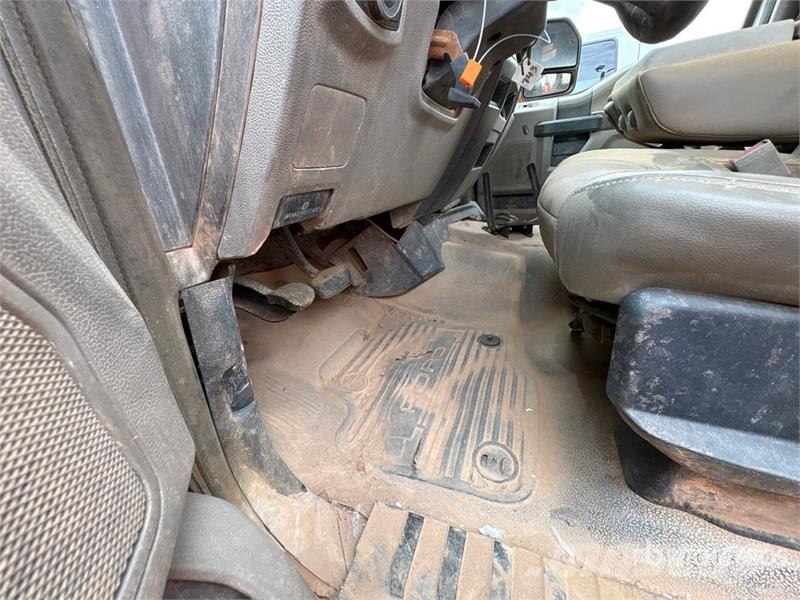 Ford F-250 XL 4x4 Crew Cab Pickup (Inoperable) Ostalo