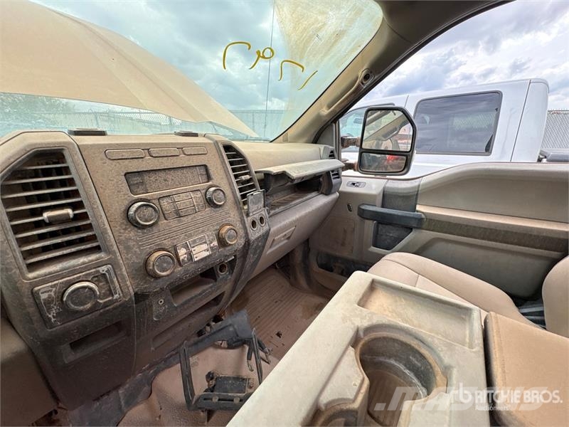 Ford F-250 XL 4x4 Crew Cab Pickup (Inoperable) Ostalo